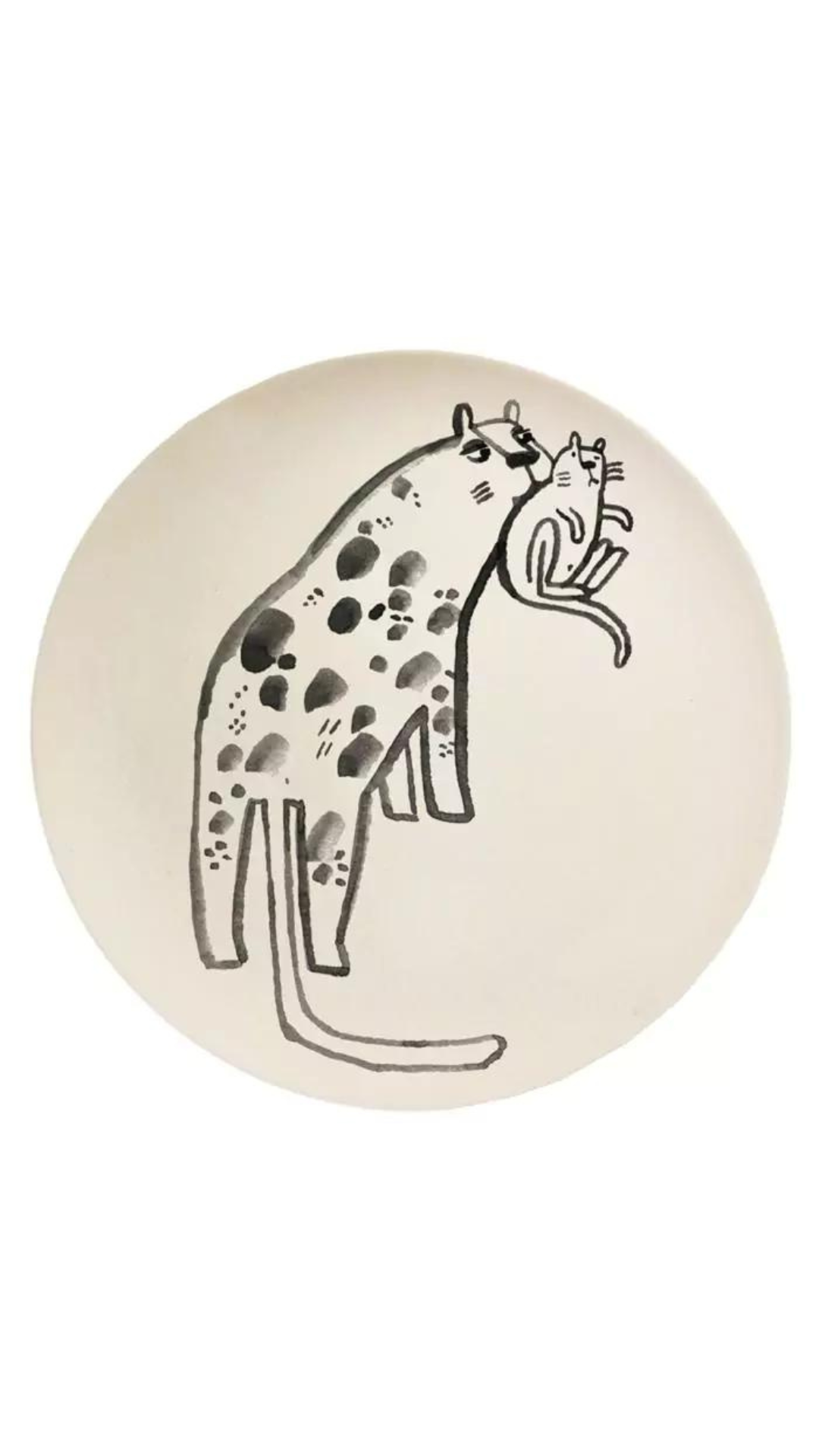 Illustration eines stilisierten Leoparden mit Flecken, dargestellt in einer verspielten Pose, seine Pfote leckend, vor einem schlichten, hellen Hintergrund in einem kreisförmigen Rahmen, der als Nuukk-Teller gestaltet ist.