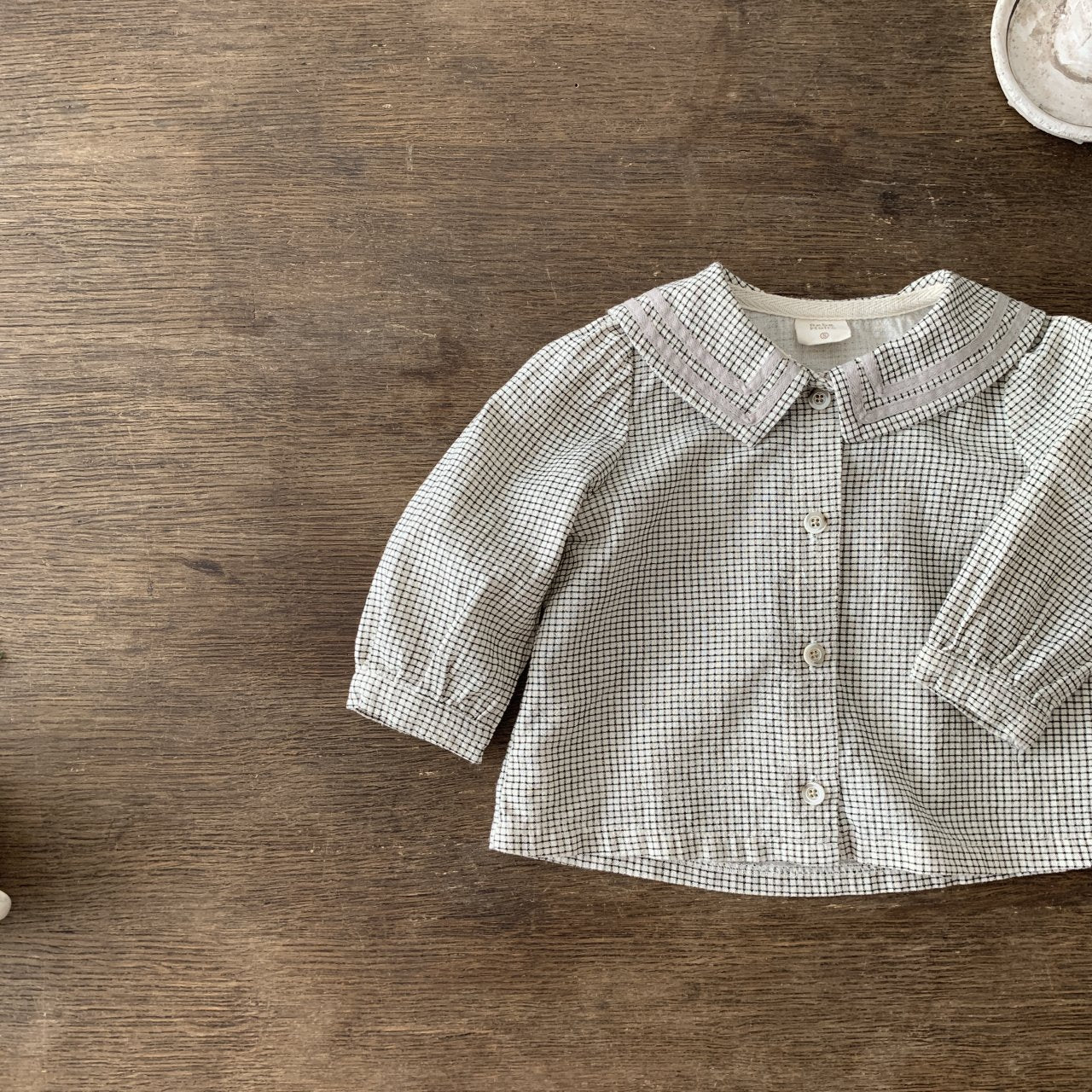 Tape Collar Blouse für Babys – Stilvolle Baby-Bluse mit Bandkragen und feinem Karomuster