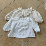 Cape Blouse für Babys – Romantische Baby-Bluse mit Rüschenkragen und Spitzendetails