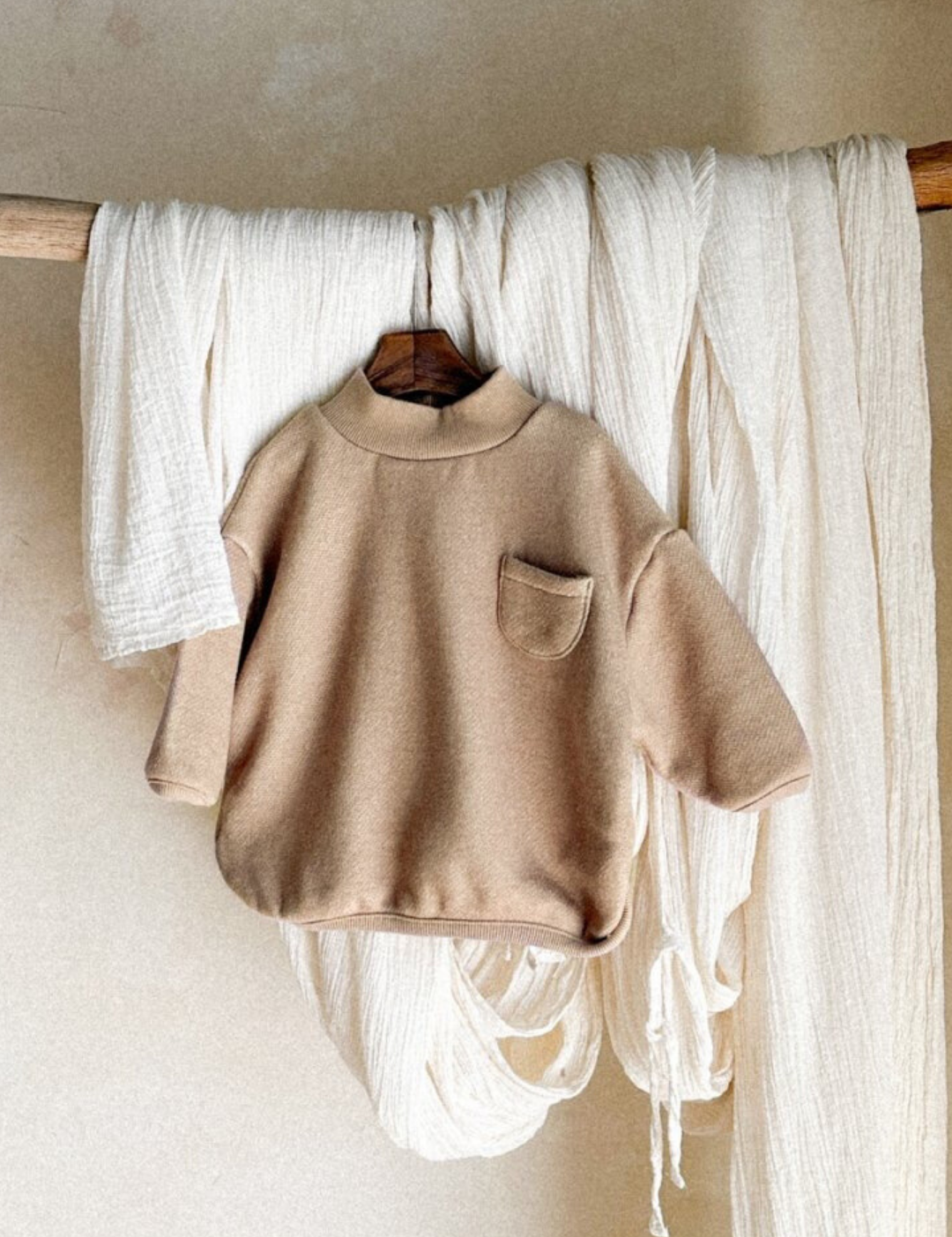 Caramel Sweatshirt - Minimalistische Kinderpullover mit Rollkragen in Pastellfarben