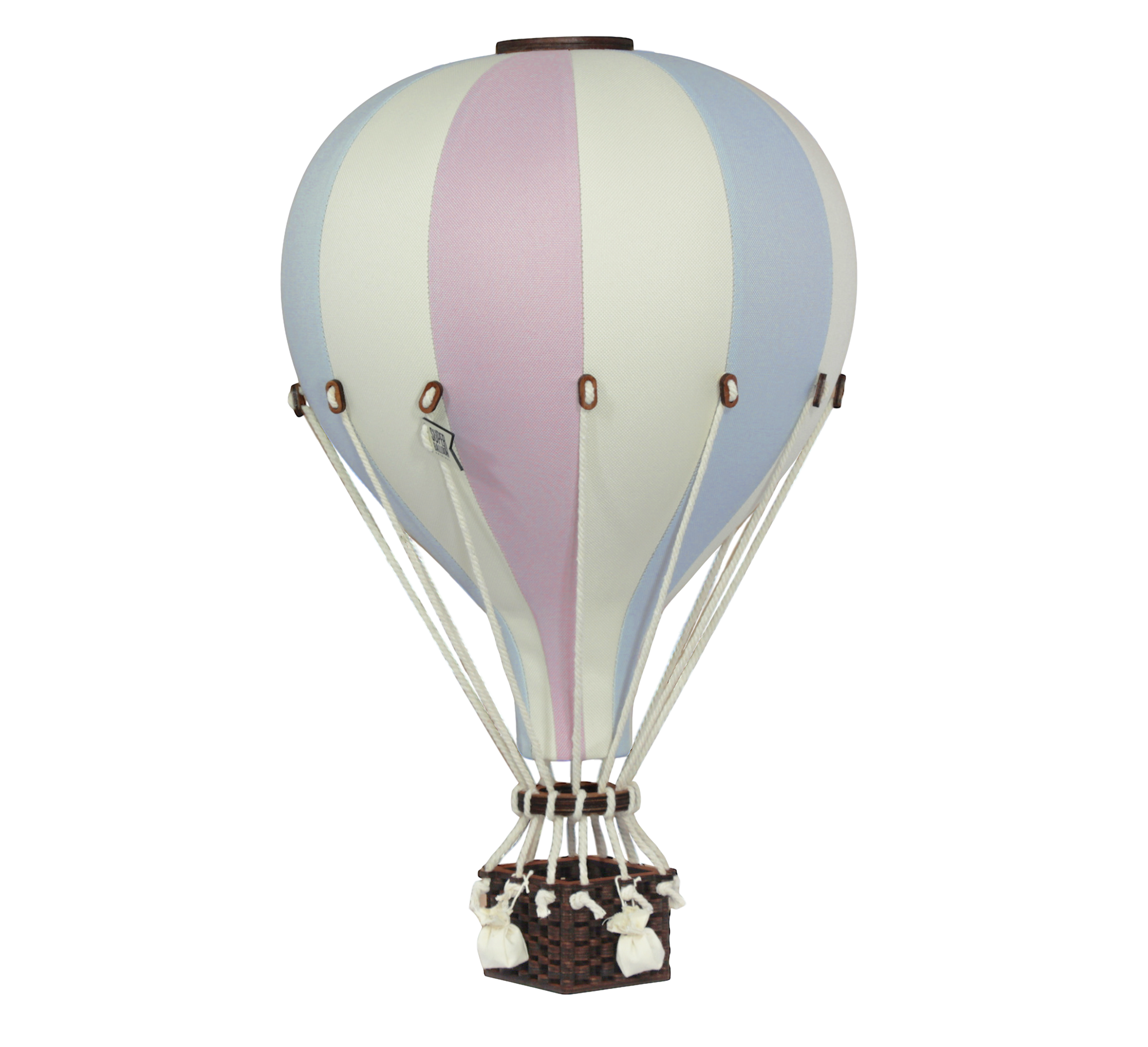 Ein vielseitiger dekorativer Ballon – Beige, Mint, Grau und Lila | Einzigartiges Heißluftballon-Ornament für Ihr Zuhause von Superballoon mit einem pastellfarbenen Farbschema mit vertikalen Streifen in Hellblau, Rosa und Weiß. Unter dem Ballon hängt ein kleiner brauner Weidenkorb, an dem Seile und Sandsäcke befestigt sind. Dieser dekorative Ballon ist isoliert auf einem weißen Hintergrund.