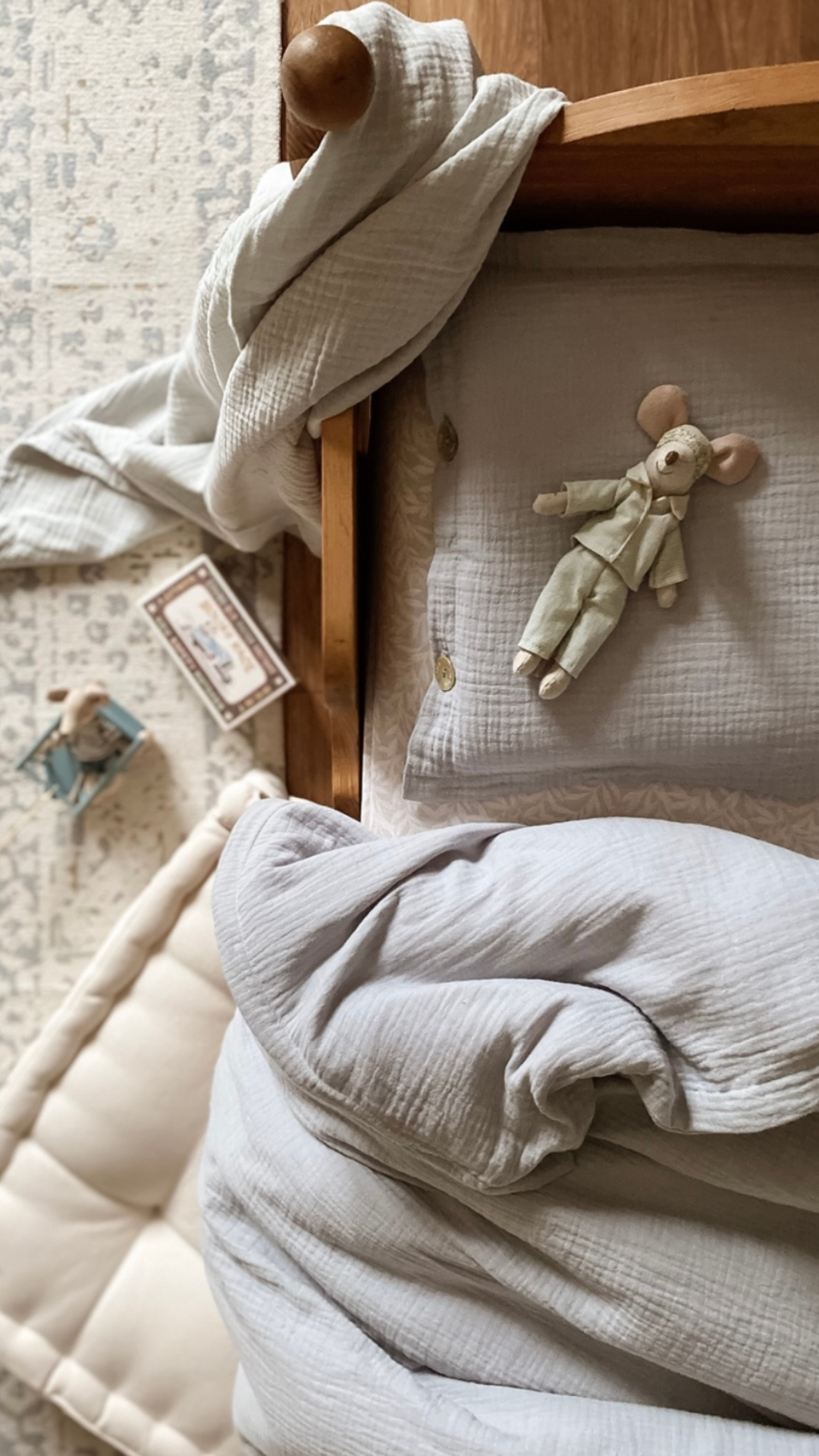 Musselin-Traumland: Zartes Kinderbettset für himmlischen Schlafkomfort