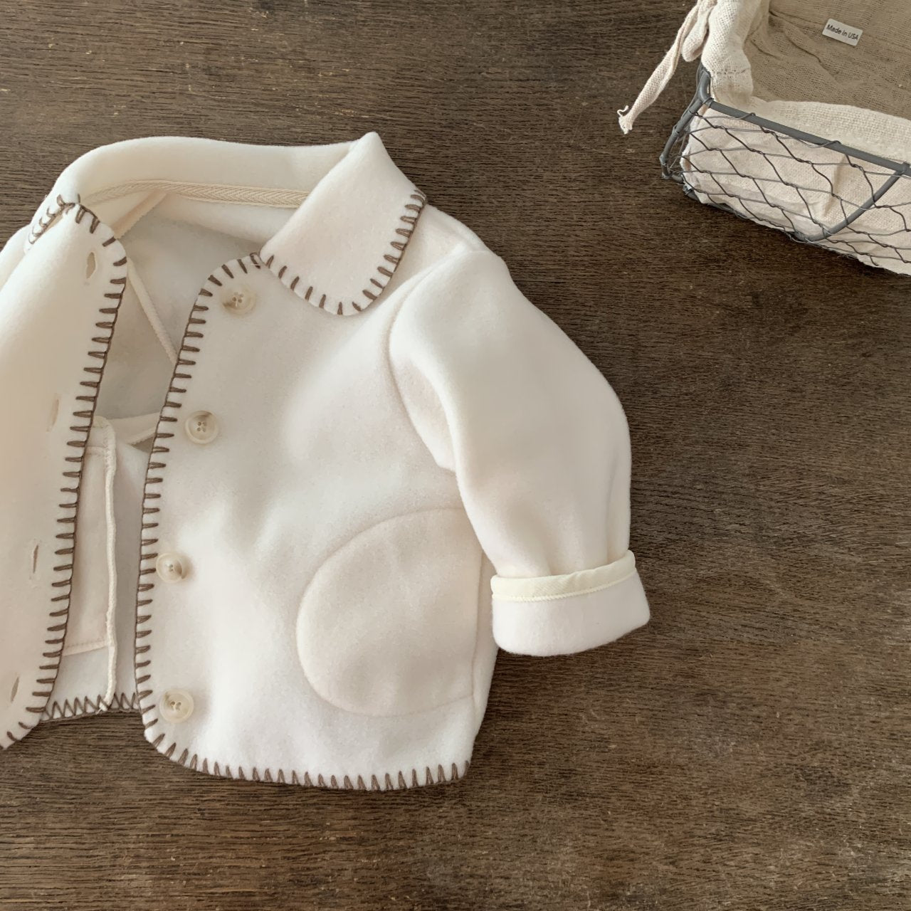 Pin Coat Jumper für Babys – Warmer Baby-Mantel mit dekorativen Nähten