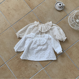 Cape Blouse für Babys – Romantische Baby-Bluse mit Rüschenkragen und Spitzendetails