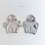 Auf einer weißen Fläche sind zwei kleine Babyhoodies abgebildet. Der gemütliche Macaroon Hoody von Bebe Holic links ist hellbeige mit dünnen Streifen, der niedliche rechts ist grau mit dünnen Streifen. Beide Hoodies haben kurze Ärmel und eine Kapuze. Darüber steht „BEBEHOLIC“.